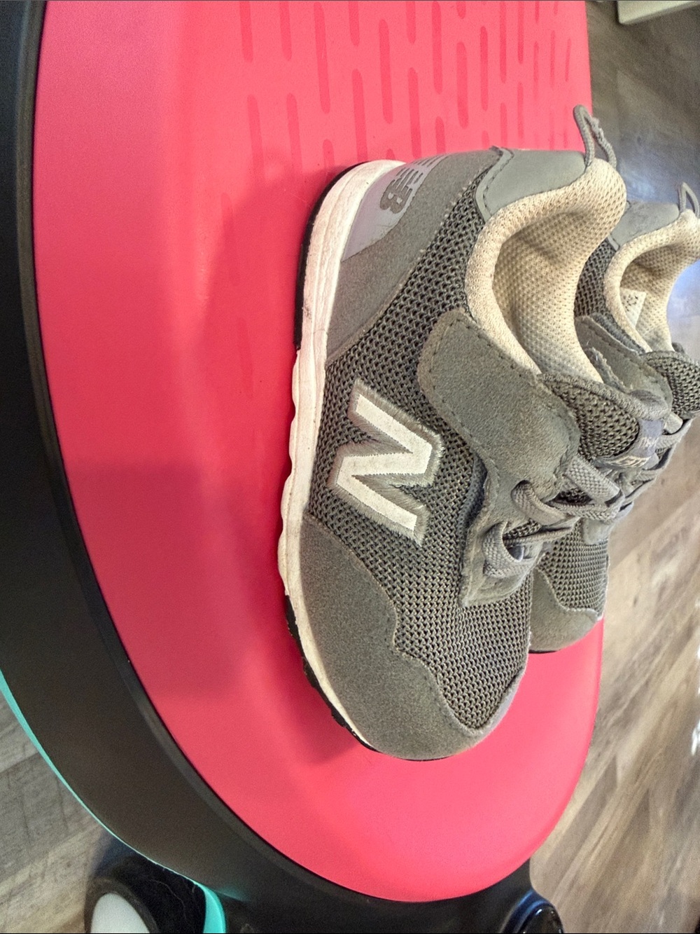 New Balance Kids Gray Mesh & Suede Hook-and-Loop Sneakers Size 7 Toddler WIDE
